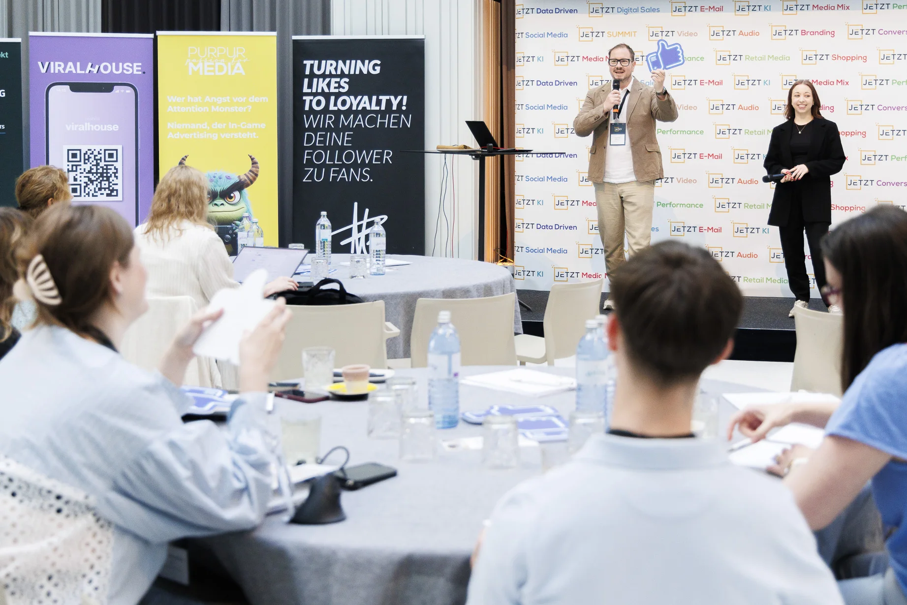 MediaBrothers bei einer Social-Media-Diskussion mit Teilnehmer:innen
