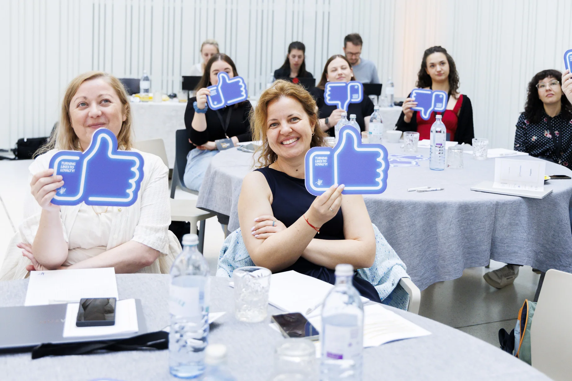 Teilnehmer:innen reagieren bei einem MediaBrothers Social-Media-Workshop